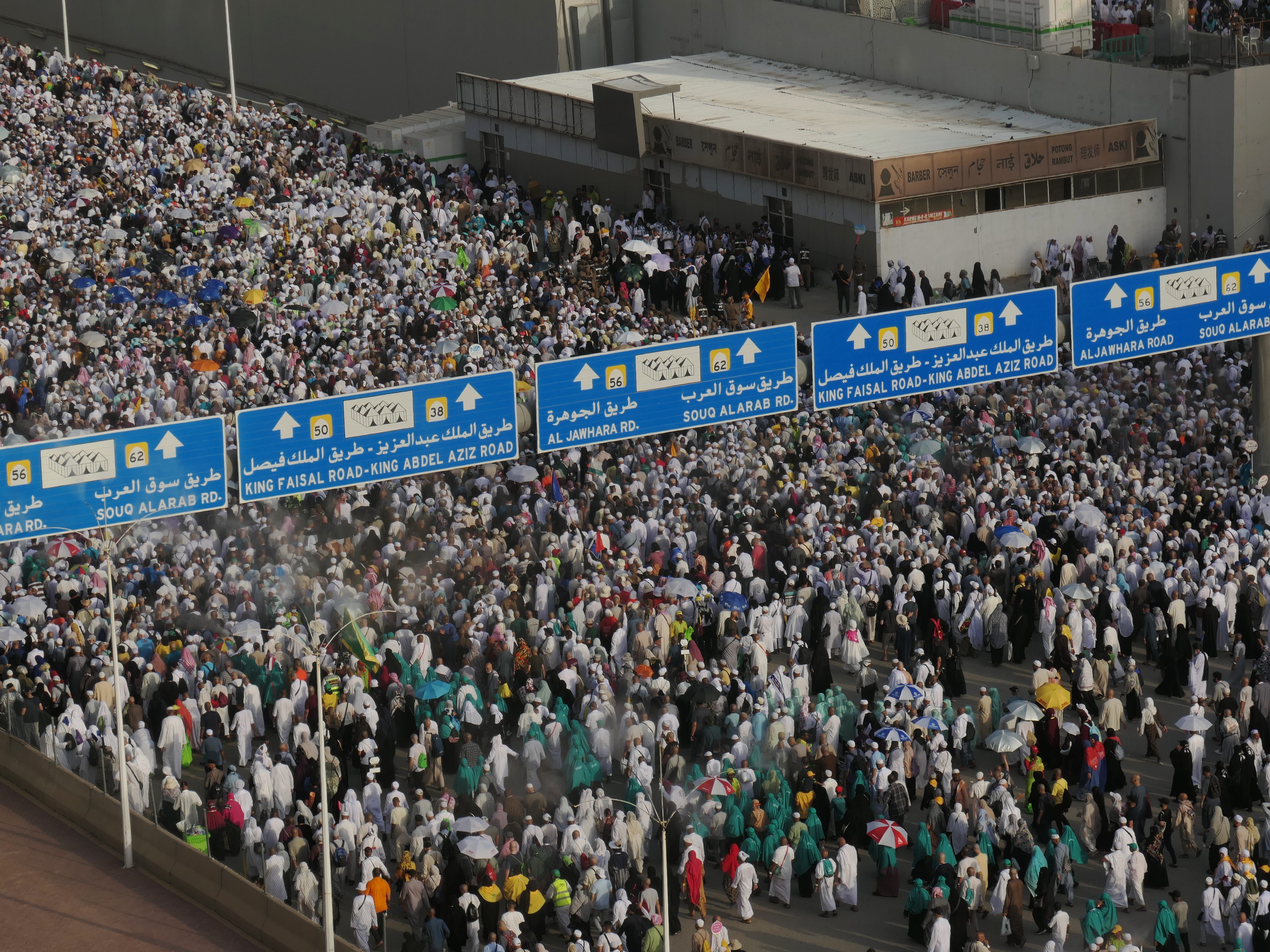 Jemaah haji berjalan usai melempar jamrah hari kedua di Jamarat, Mina, Arab Saudi, Kamis (29/6/2023).