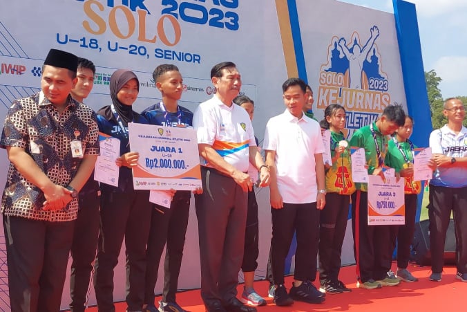 Ketua PASI Luhut Binsar Panjaitan (kelima dari kiri) membuka Kejurnas Atketik 2023 di Surakarta, Jawa Tengah, Rabu (21/6).