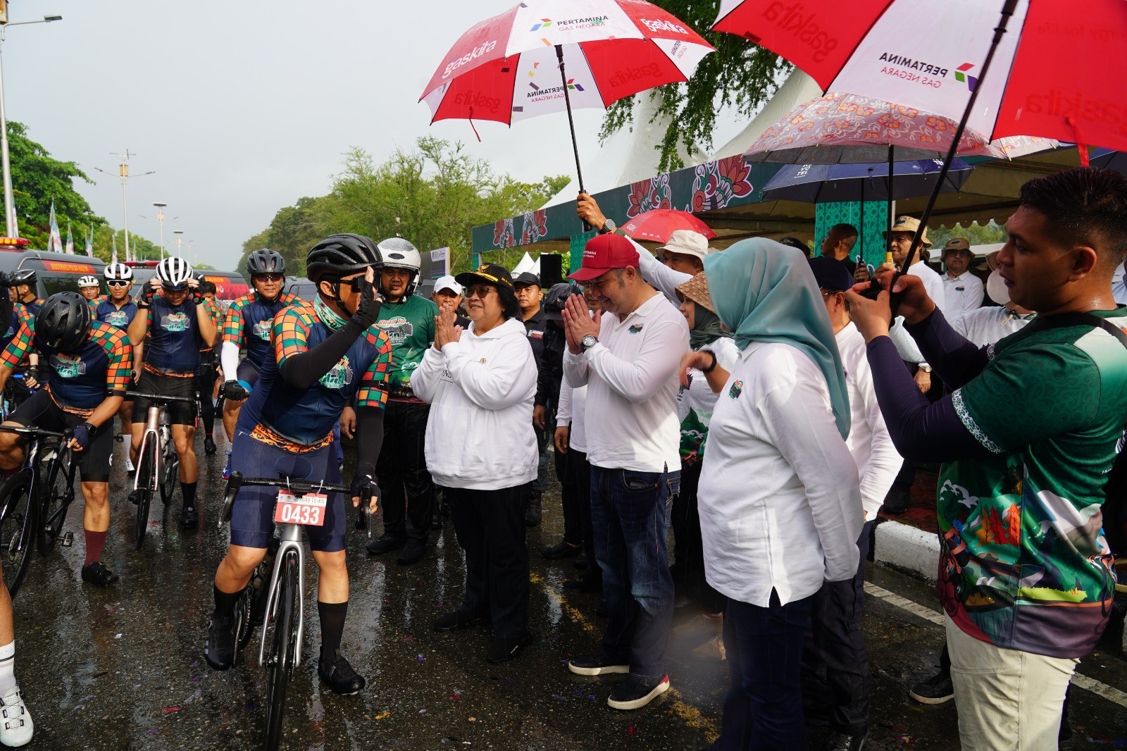 Menteri LHK Siti Nurbaya melepas peserta 'Road to IKN' di Lapangan Merdeka, Balikpapan, Kaltim, 