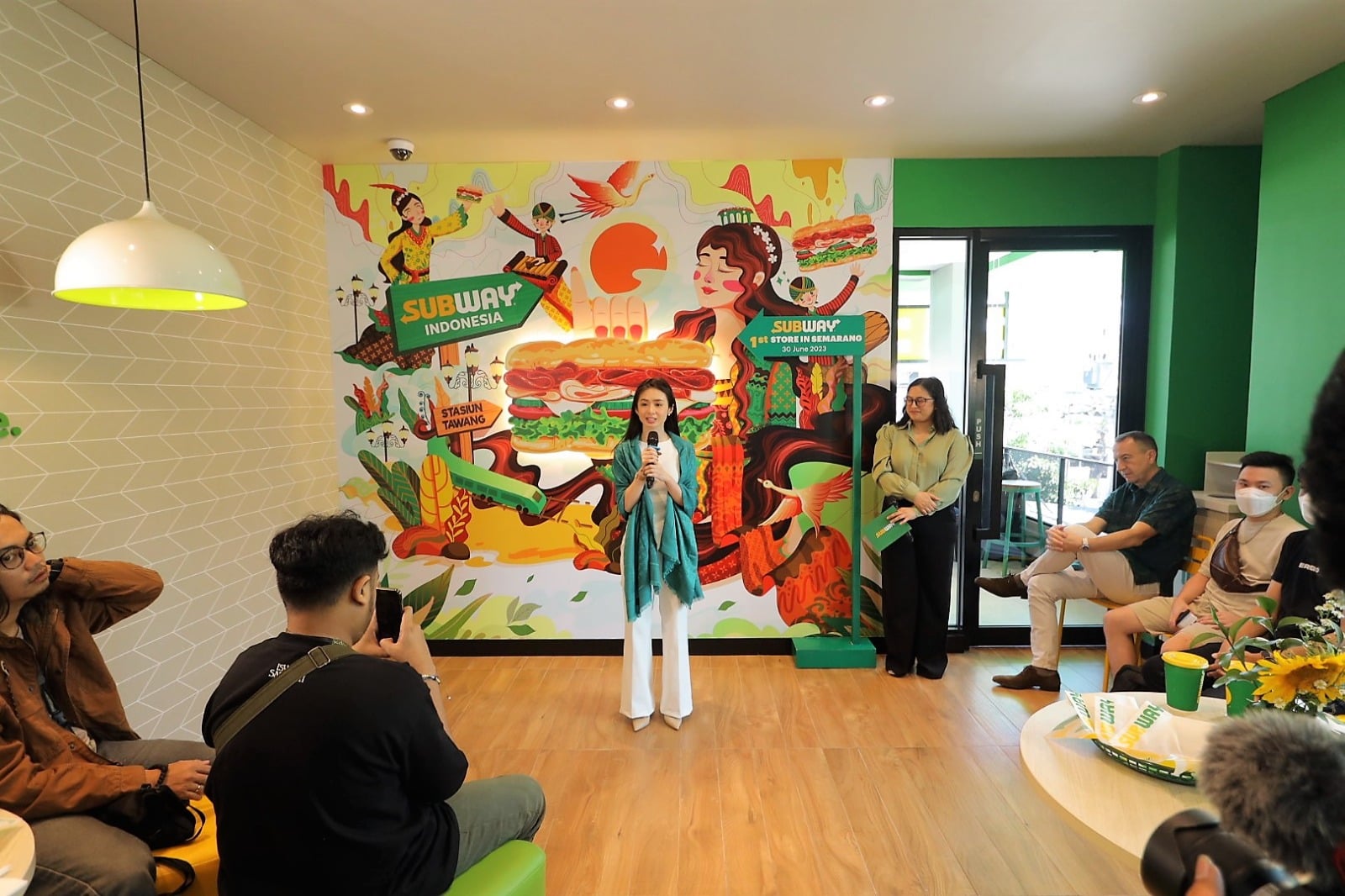 Restoran Subway yang berlokasi di Gajah Mada Semarang memiliki mural spesial, yang menggambarkan ciri khas Semarang.