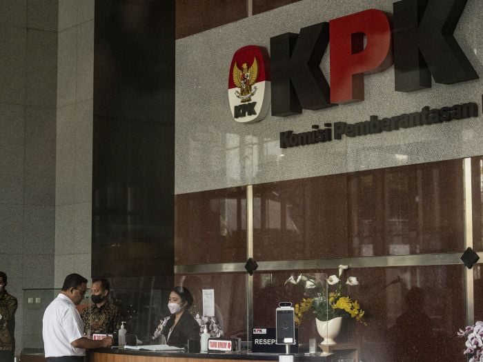Anies Baswedan (kedua kiri) tiba untuk menjalani pemeriksaan di Gedung KPK, Jakarta, Rabu (7/9/2022).