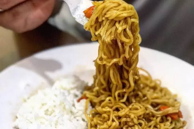 Makan nasi pakai mi instan