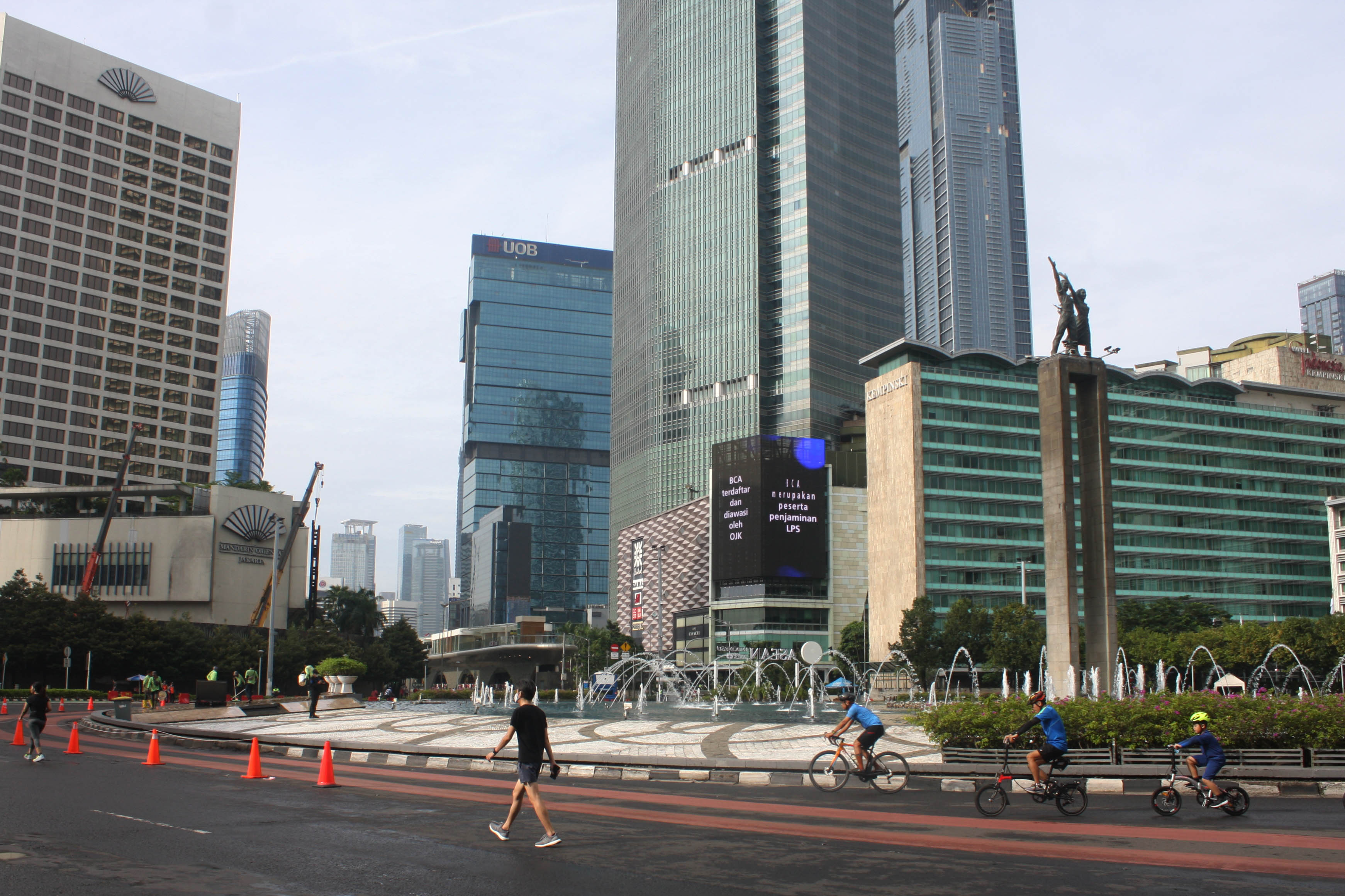 Masyarakat berolahraga saat CFD di Kawasan Bundaran HI, Jakarta, Minggu (26/3).