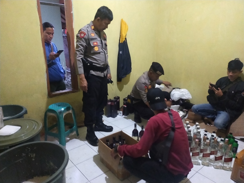 Kepolisian Tasikmalaya mengerebek sebuah rumah kontrakan yang dijadikan gudang minuman keras oplosan. 