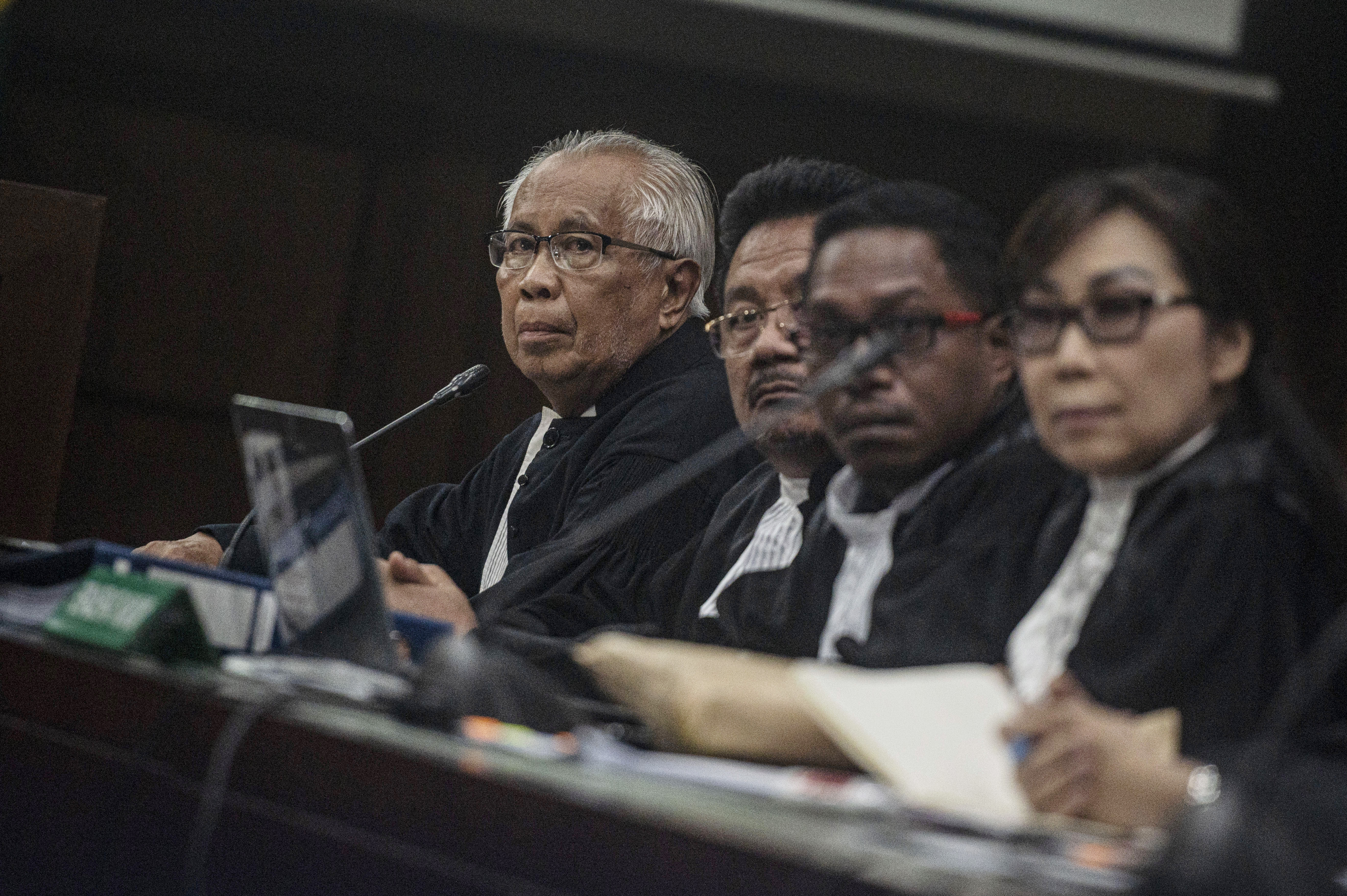 Tim kuasa hukum Gubernur nonaktif Papua Lukas Enembe dalam persidangan kasus suap di Pengadilan Tipikor Jakarta, Senin (12/6).