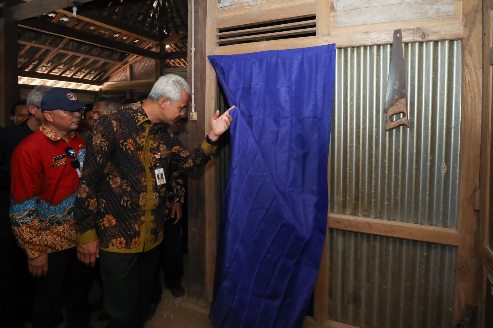 Gubenur Jateng Ganjar Pranowo meninjau penerima bansos RTLH