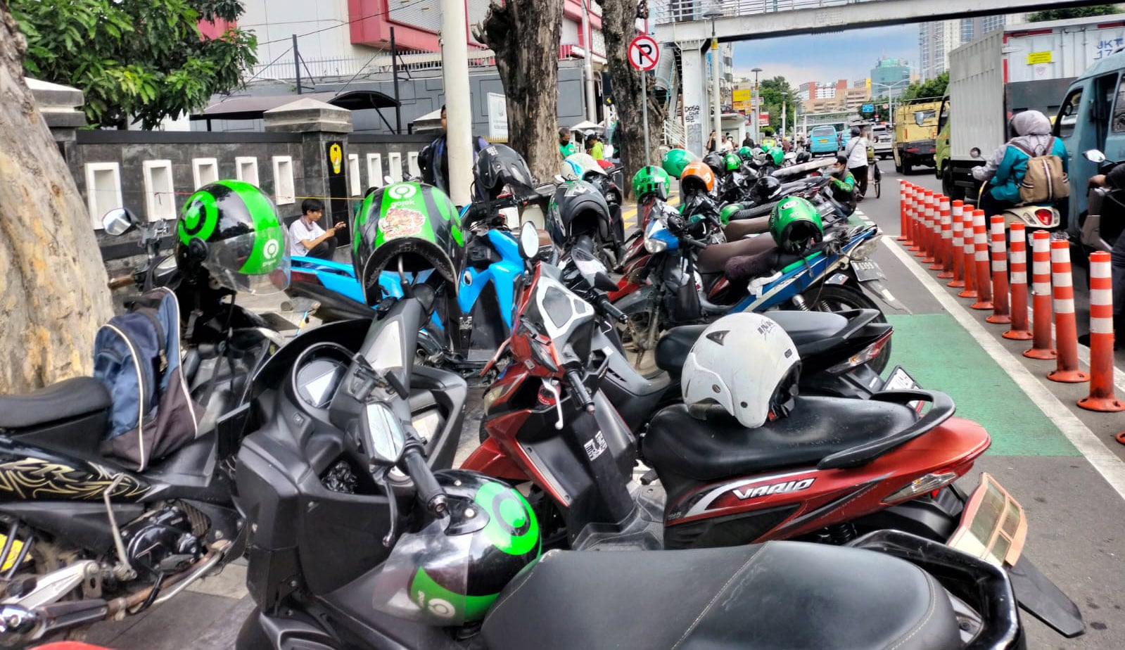 Ratusan sepeda motor parkir sembarangan di trotoar dan jalur sepeda di Jalan Salemba Raya, Jakarta Pusat