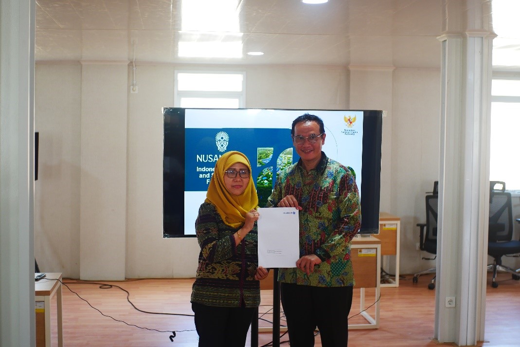Direktur Pendanaan, Kedeputian Bidang Pendanaan dan Investasi OIKN Insyafiah menerima LoI dari Director of Development Masdar Dony Suryaman 