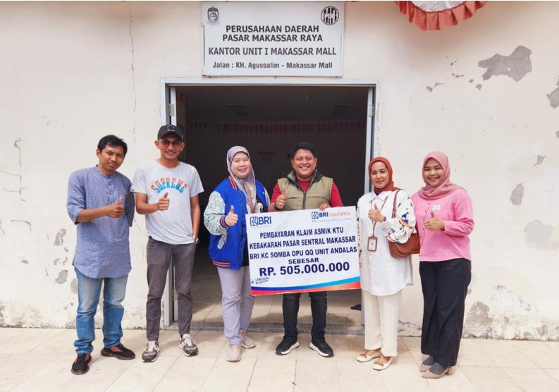 Pembayaran klaim asuransi oleh BRI Insurance kepada pedagang pasar di Makassar.
