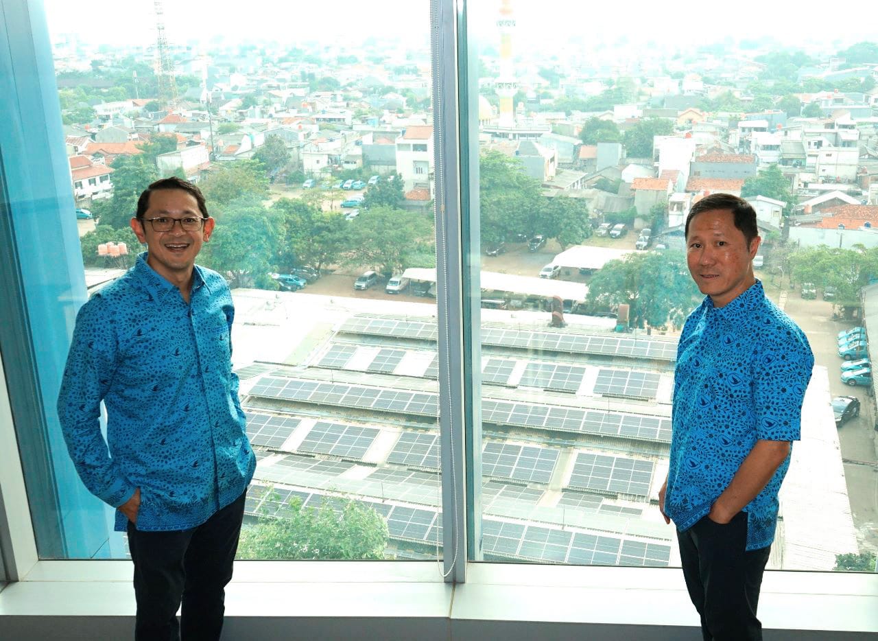 Direksi Blue Bird berdiri  membelakangi solar panel di kantor Blue Bird di Jakarta. 