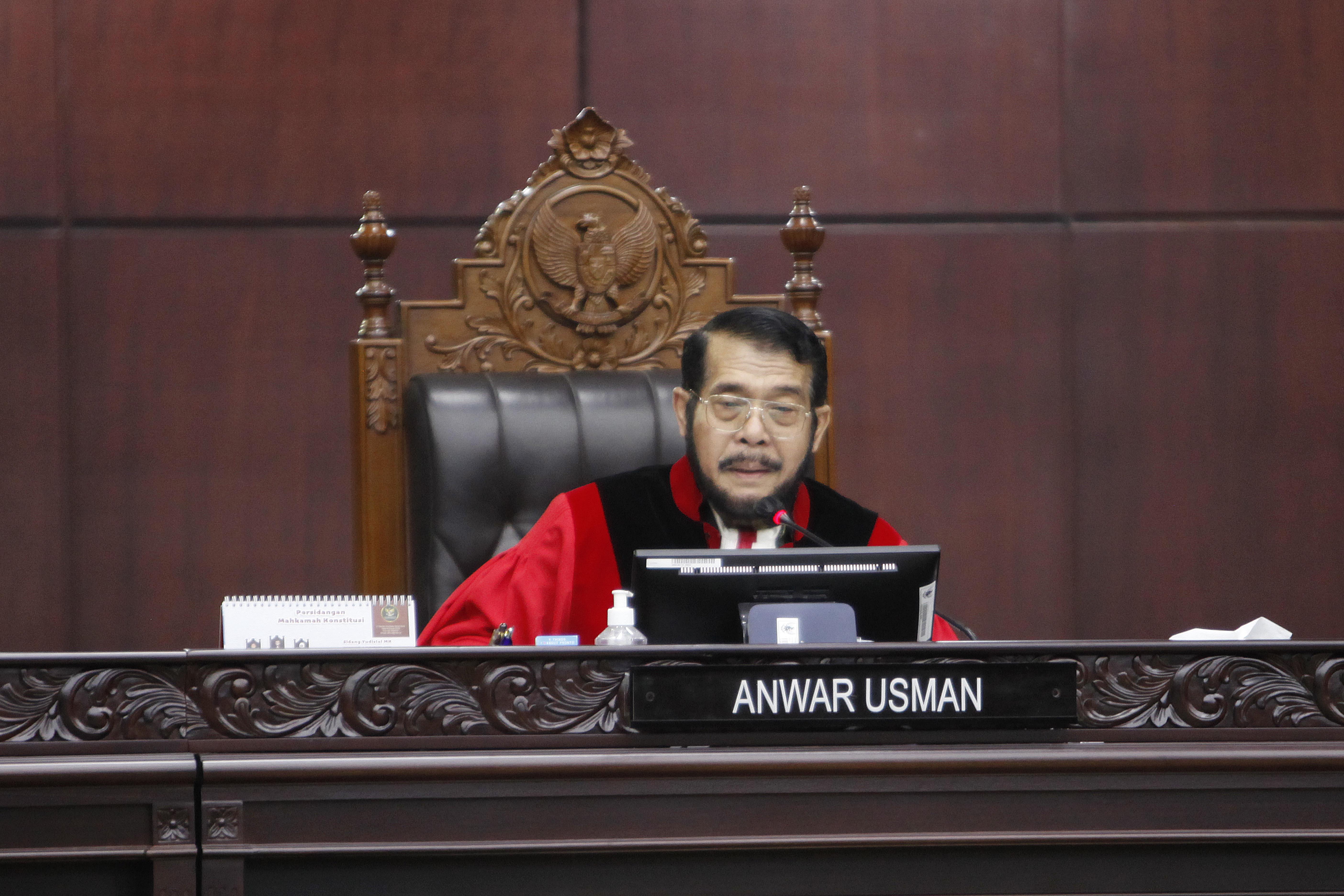 Ketua majelis hakim Mahkamah Konstitusi (MK) Anwar Usman memimpin sidang uji materiil terkait pemilhan umum di Gedung MK