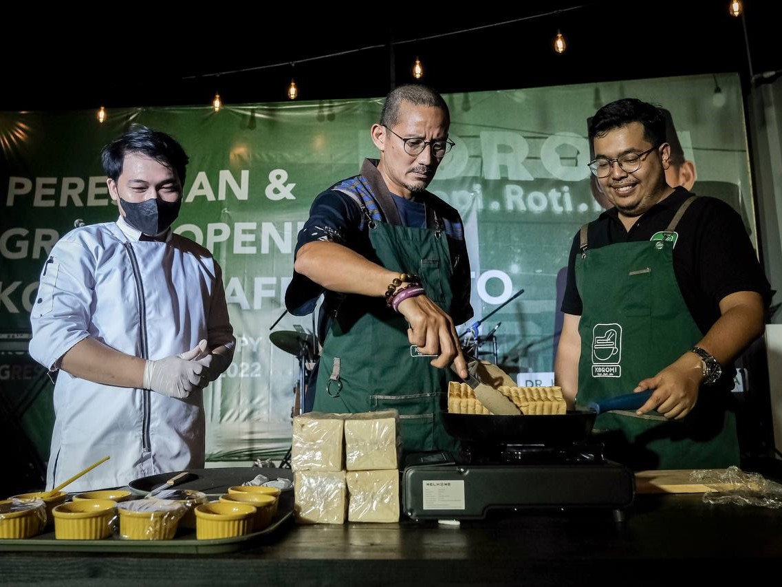 Sandiaga Uno (tengah).