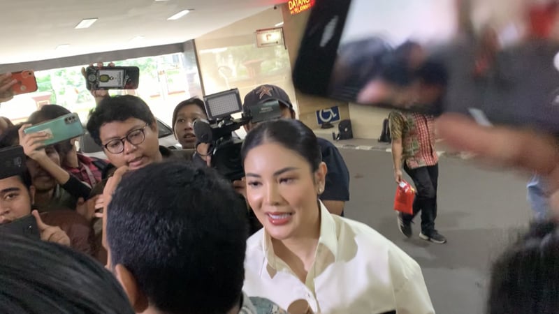 Polri berencana kembali memanggil penyanyi Nindya Ayunda terkait kepemilikan senjata api dari Dito Mahendra.