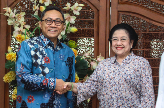 Ketum PAN Zulkifli Hasan (kiri) dan Ketum PDIP Megawati Soekarnoputri (kanan).