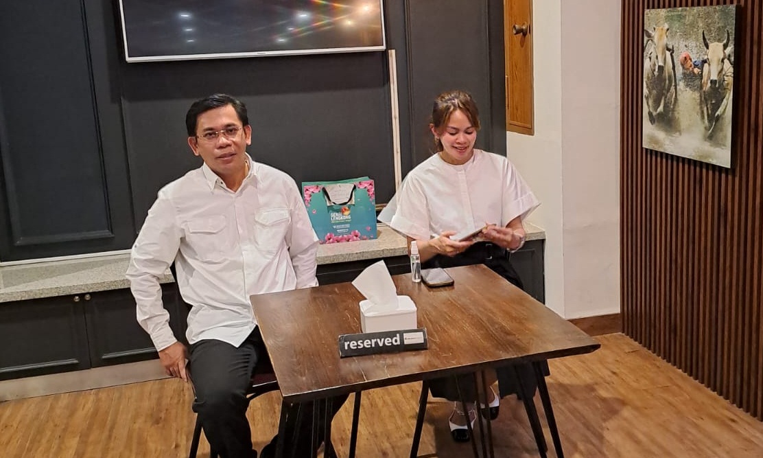 Harison Mocodompis (kiri), Kepala BPN Tangsel Shinta Purwitasari (kanan)