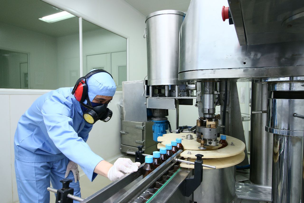 Proses produksi obat di pabrik perusahaan farmasi Holi Pharma.
