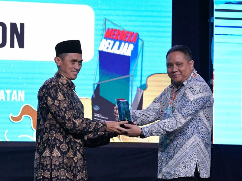 Prosesi pemberian pengharagaan oleh Kemendikbudristek kepada Tanoto Foundation