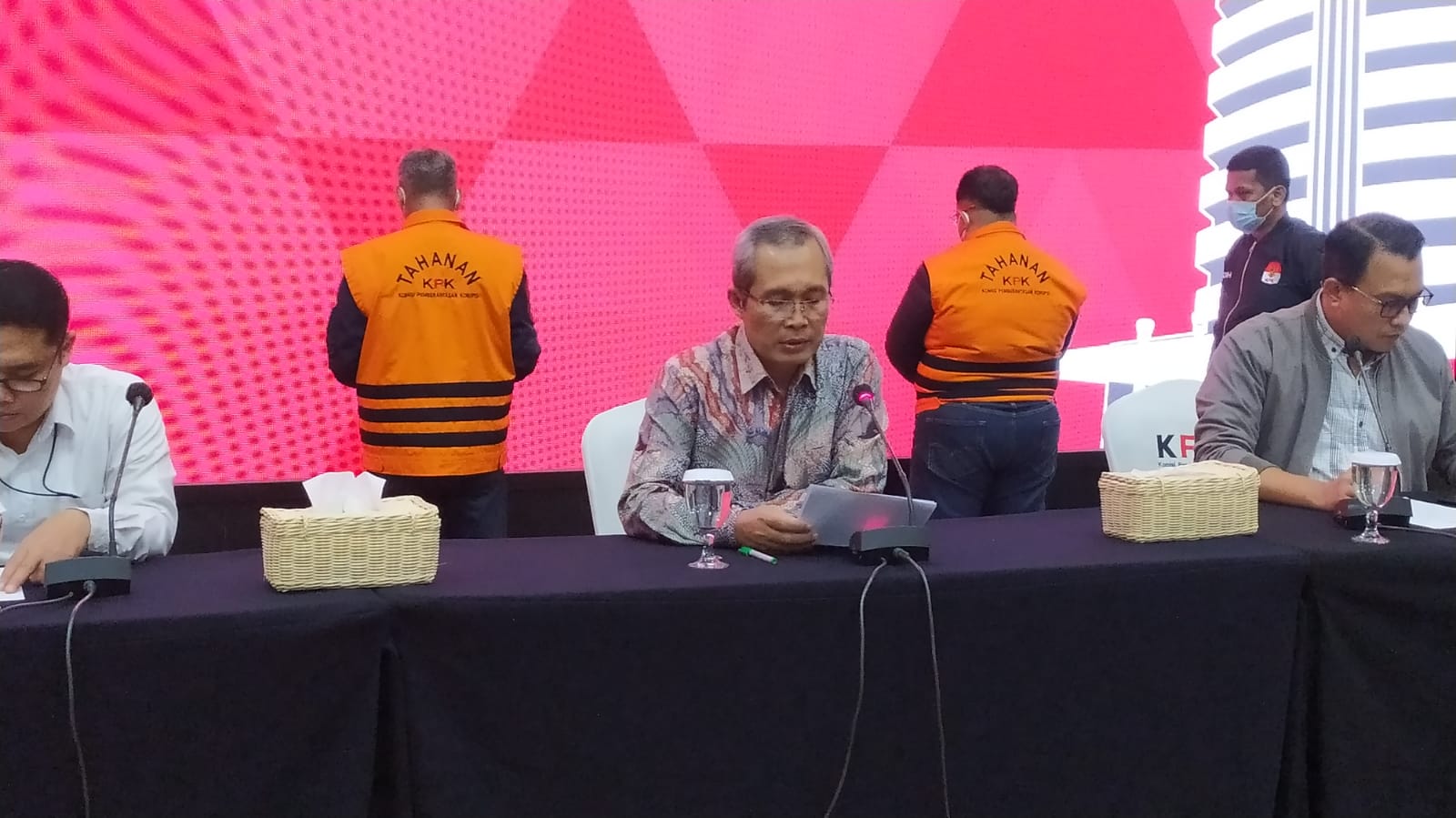 Wakil Ketua KPK Alexander Marwata mengumumkan penetapan tersangka dugaan korupsi di Penajam Paser Utara