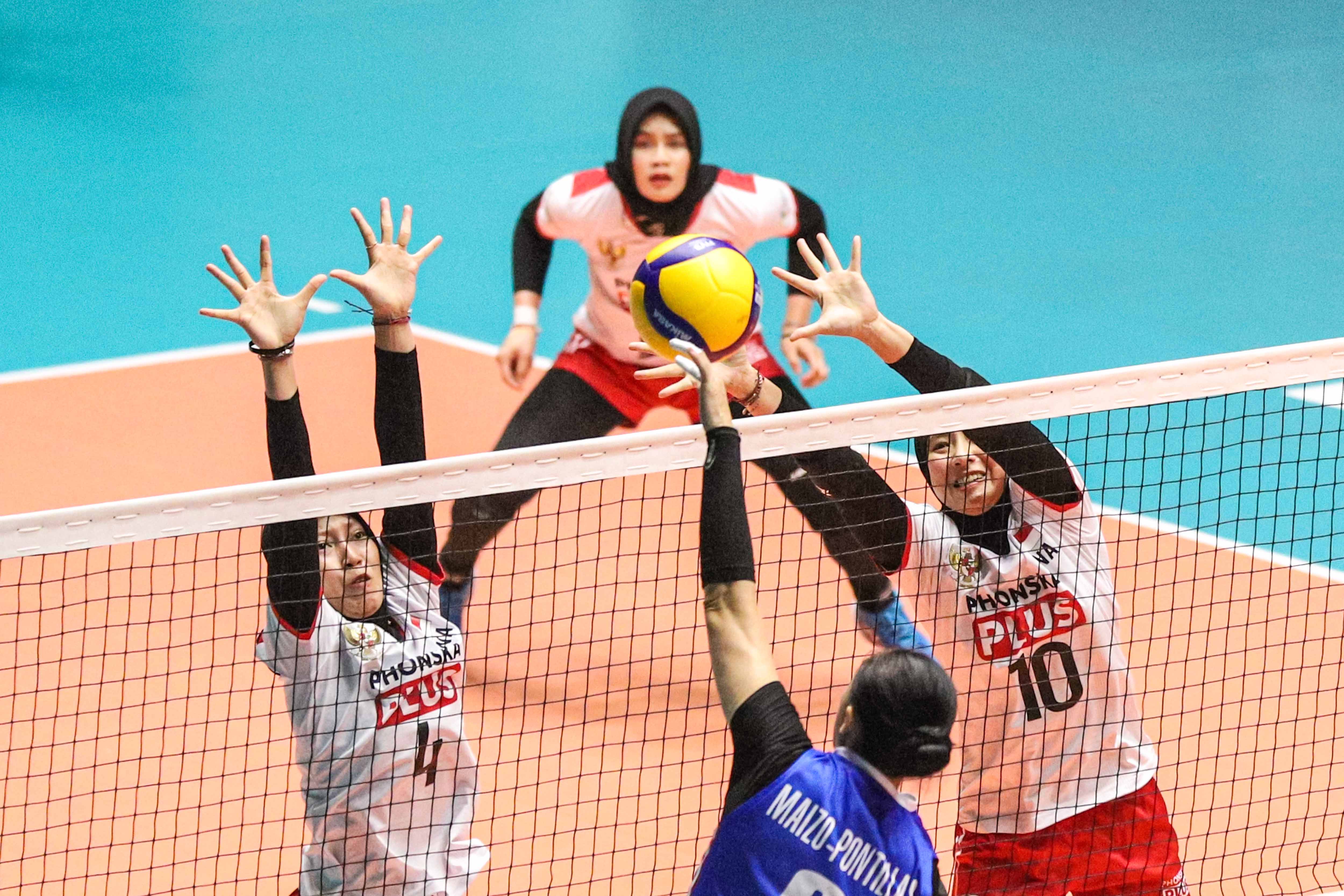  Pebola voli putri Indonesia Agustin Wulandhari (kanan) dan Arneta Putri Amelian (kiri) berusaha menghalangi smes pebola voli Filipina Ponti