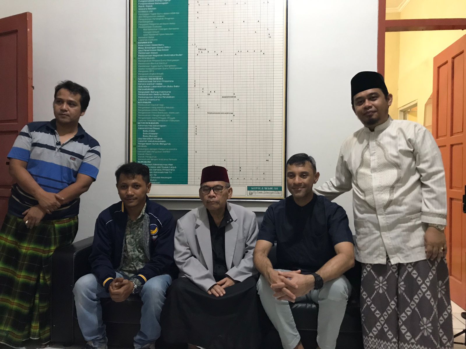 Bacaleg Partai NasDem Didi Riyadi (dua dari kanan) bersama  Buya Deden Abdul Halim pimpinan Ponpes Al-Bayyinah Garut  (tengah)