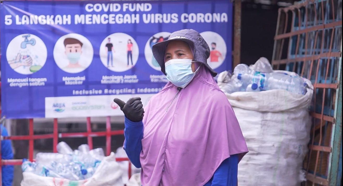 Pemulung sampah, Ibu Wahyuni, yang menjadi anggota program IRI dari Danone-AQUA.