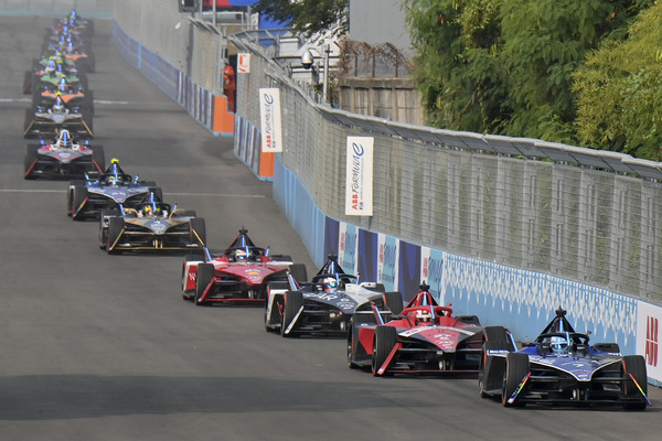 Sejumlah pembalap memacu kecepatannya saat balapan Formula E 2023 Jakarta.