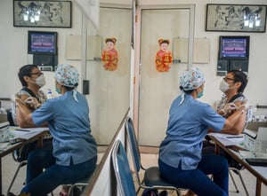 Dokter melakukan penyuntikan vaksin covid-19.