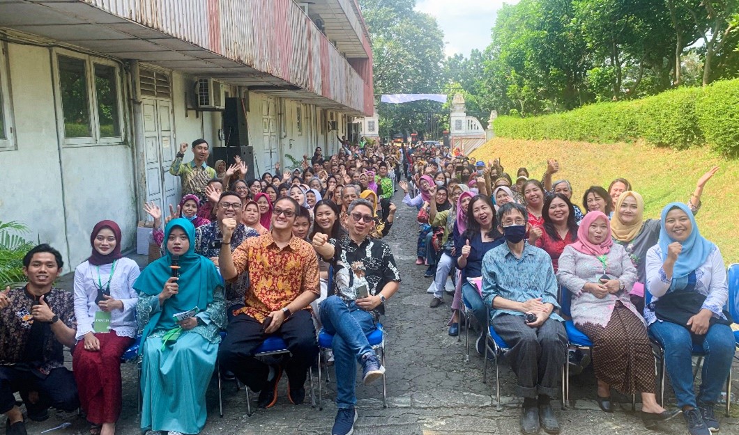 Para pimpinan dan karyawan Jamu Jago