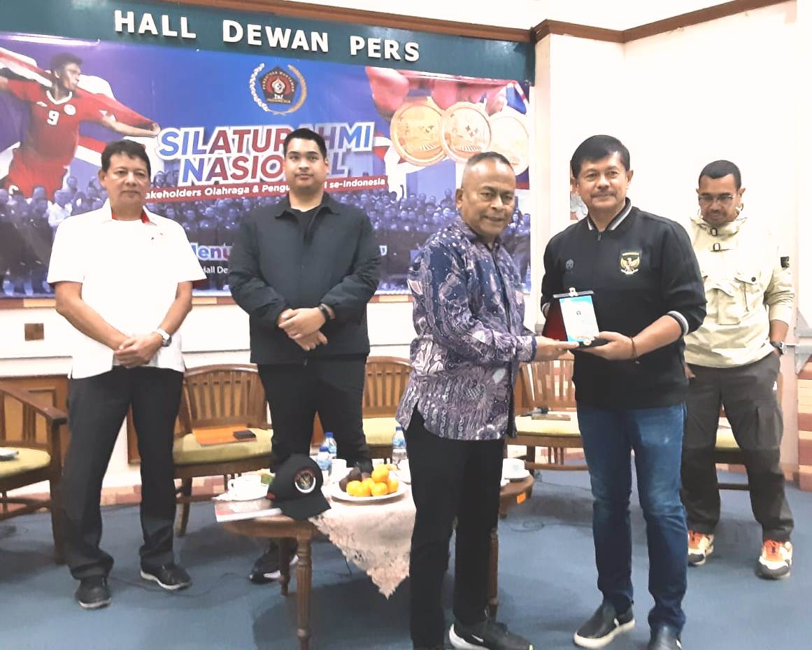 Ketua PWI Pusat Atal S Depari memberikan plakat kepada pelatih tim U-20 Indra Sjafri.