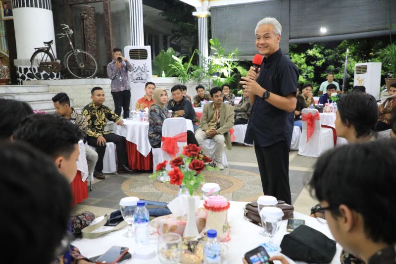 Ganjar Pranowo dinilai melenceng dari koridor dan tupoksi saat menghubungi Pj Gubernur DKI Heru Budi Hartono ketika blusukan.