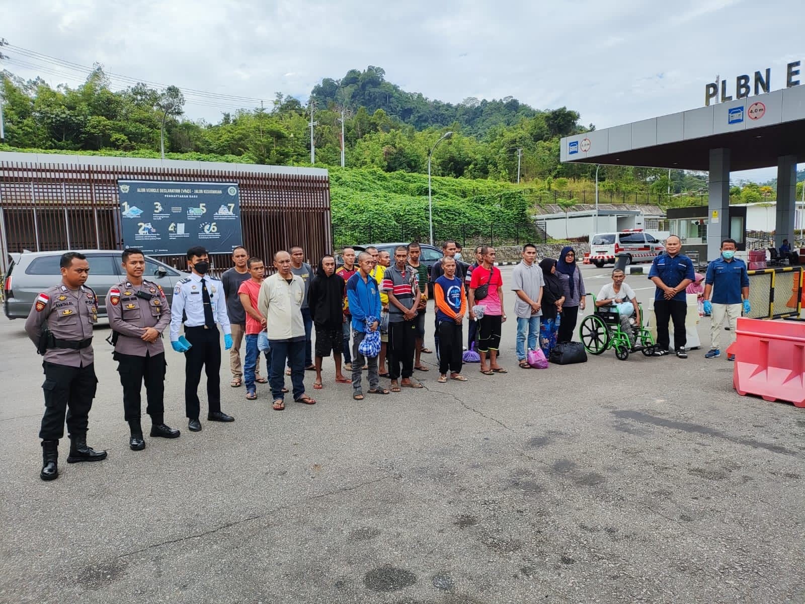 Kentor Imigrai Kelas II TPi Entikong melakukan penarikan dokumen perjalanan terutama kepada 21 orang