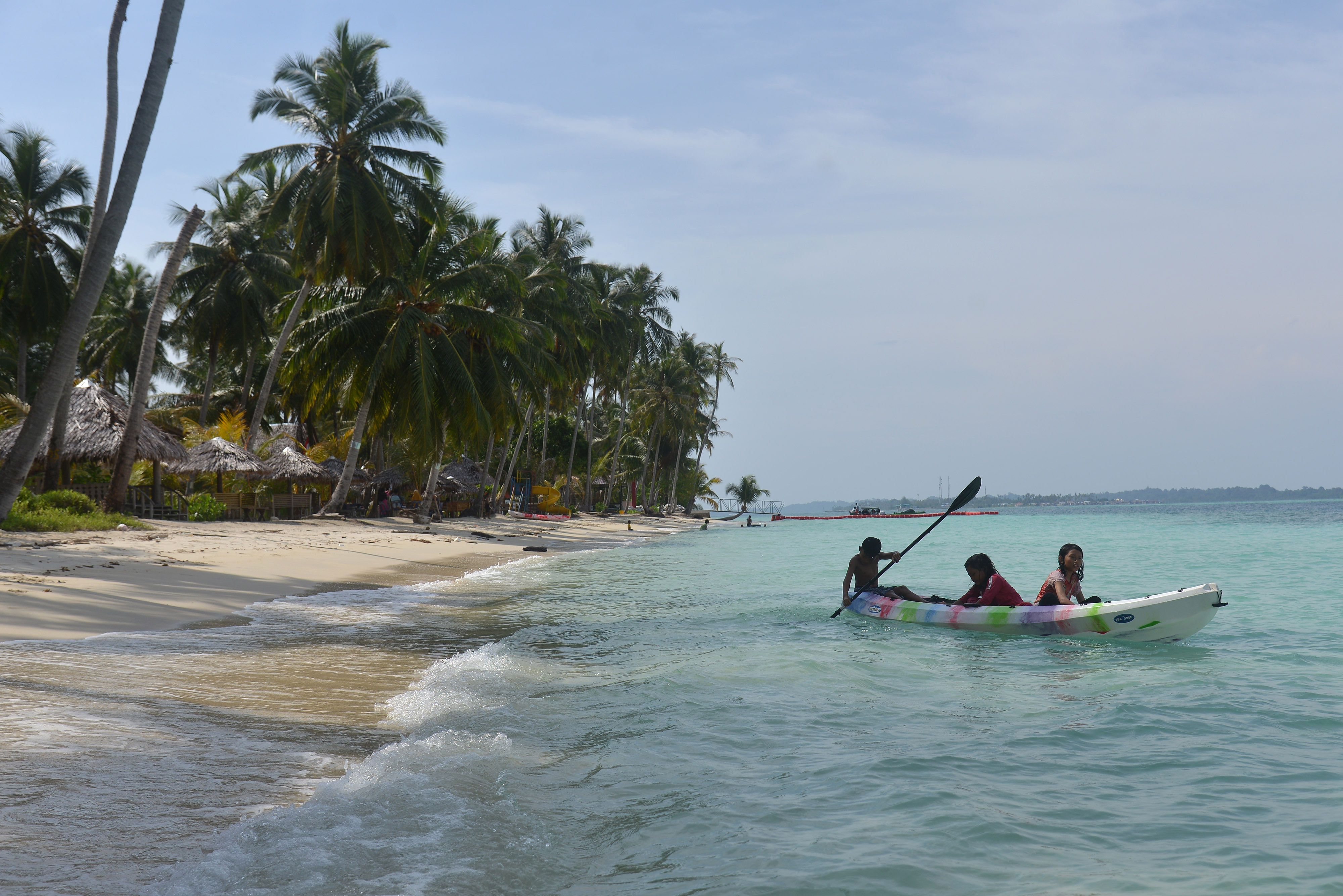Sejumlah anak bermain perahu di pantai di Pulau Panjang, Kecamatan Pulau Banyak, Kabupaten Aceh Singkil,