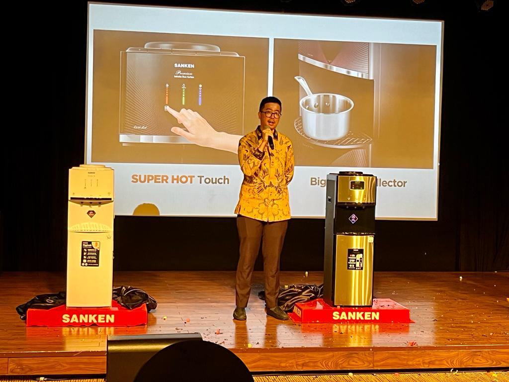 General Manager Sanken, Esmond H. Tirtajasa memberi penjelasan keunggulan Dispenser 'Infinite' Series.