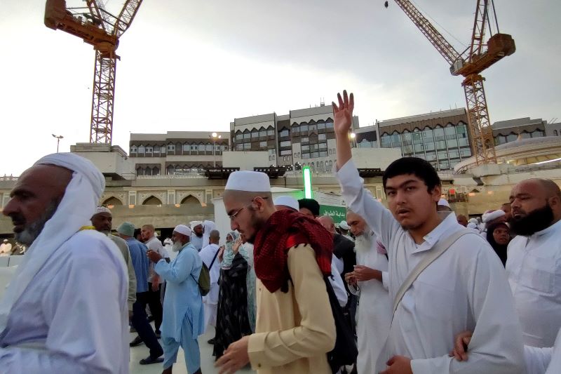 Jemaah haji menjalani Tawaf Wada atau Tawaf Perpisahan seusai menunaikan Shalat Subuh berjmaah di Masjidil Haram.