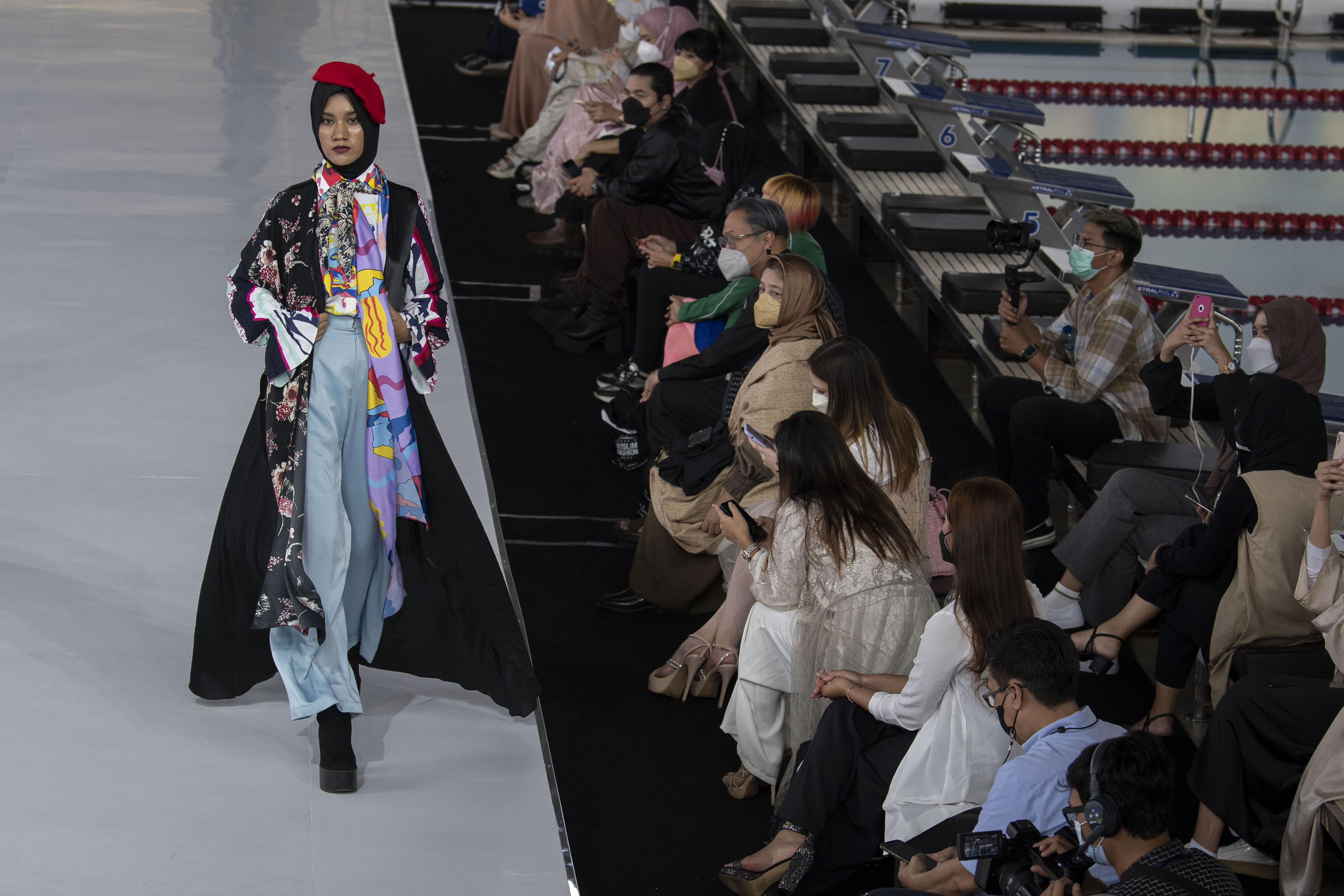 Model memperagakan busana rancangan mahasiswa Sekolah Tinggi Desain Indonesia dalam Embracing Jakarta Muslim Fashion Week (JMFW) 2021.