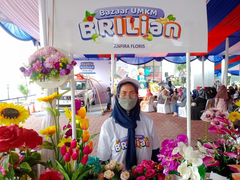 Yunia menjaga dagangannya di Pesta Hadiah Simpedes di BRI Kantor Cabang Bekasi Kota, Jawa Barat.