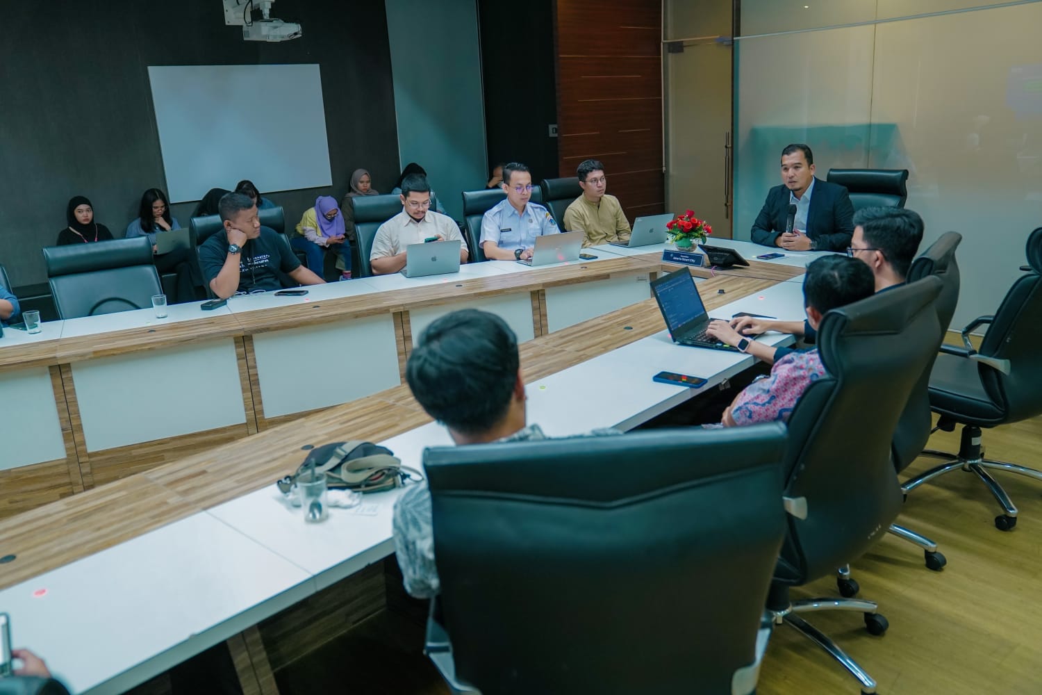 Rapat koordinasi di Jakarta Smart City yang berupaya mempercepat layanan keluhan masyarakat.