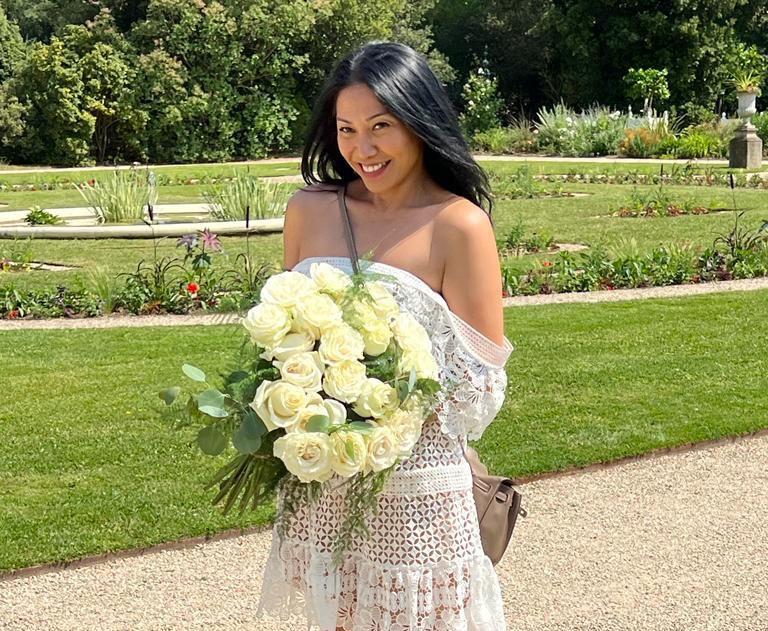 Penyanyi Anggun C Sasmi dengan bunga mawar putih yang diberi nama 'Anggun'.