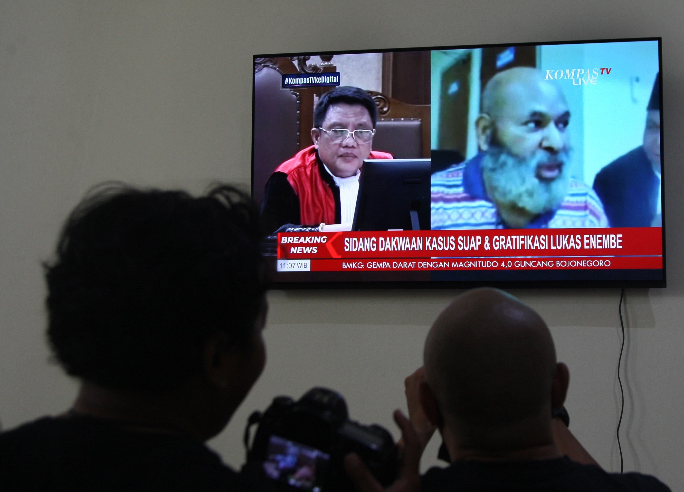 Sidang secara virtual dengan terdakwa Gubernur Papua nonaktif Lukas Enembe melalui layar televisi di Gedung KPK, Jakarta, Senin (12/6).