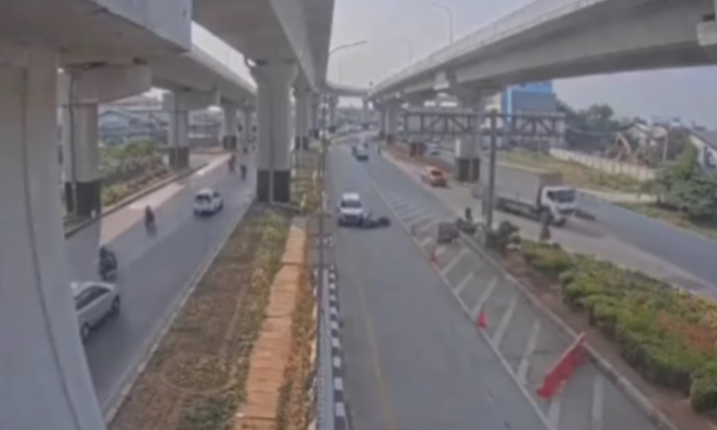 Insiden mobil menabrak pengendara sepeda motor hingga tewas di Cakung