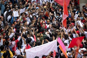 Massa melakukan aksi dukungan pada Myanmar di Bangkok.