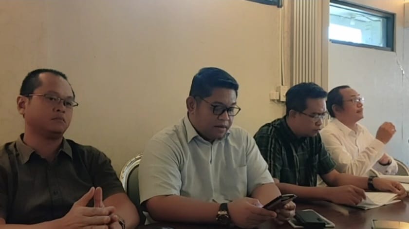 Ketua Steering Commitee Muscab DPC Peradi Jakarta Selatan, Hernoko D Wibowo, saat menyampaikan keterangan, Jumat (2/6).