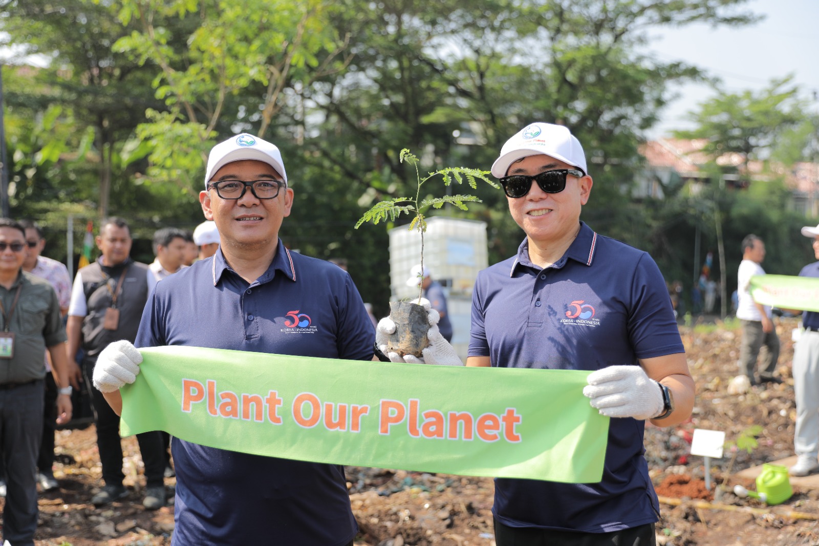 Ketua Yayasan Korindo Robert Seung (kanan) dan Plt Bupati Bogor Iwan Setiawan saat kampanye Plant Our Planet, di Pondok Rajeg, Bogor, Jabar.