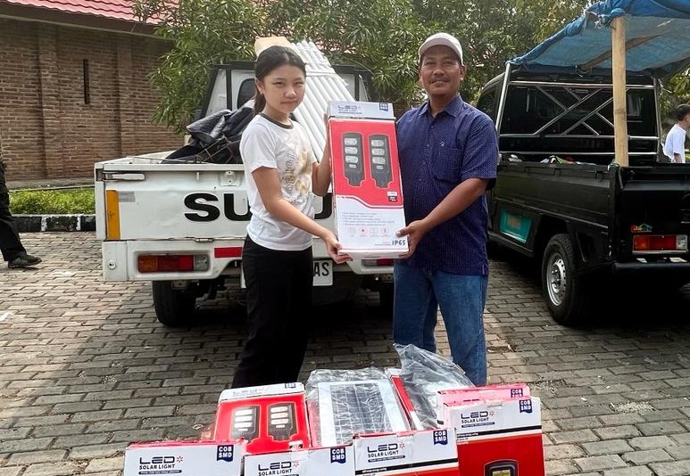 Dua Desa di Karawang dapat Bantuan Panel Surya dari Siswi SMA