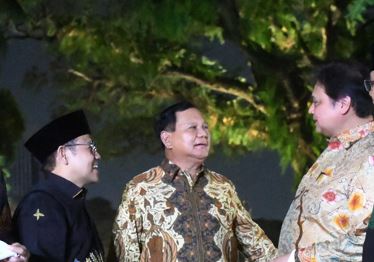 Ketua Umum Partai Golkar Airlangga Hartarto (kanan)  di Kompleks Istana Kepresidenan, Jakarta, Selasa (2/5/2023).