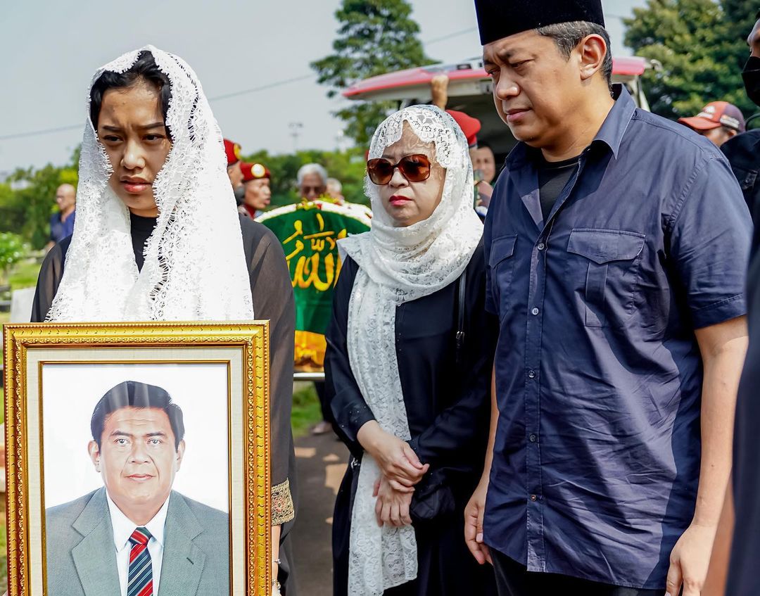 Momen Puan Maharani (tengah) mengantar mertuanya, Bambang Sukmonohadi ke TPU Tanah Kusir, Jakarta, Sabtu (3/6).