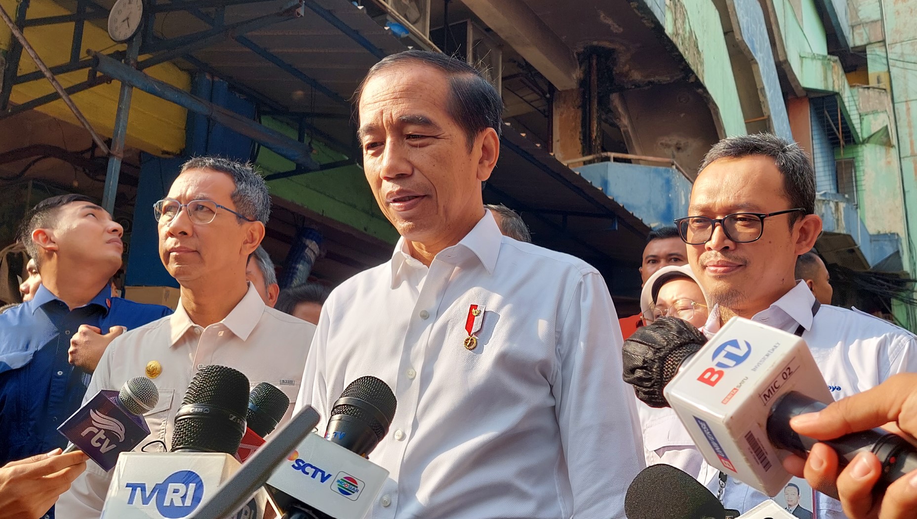 Presiden Joko Widodo di Pasar Palmerah, Jakarta Pusat, Senin (26/6). 