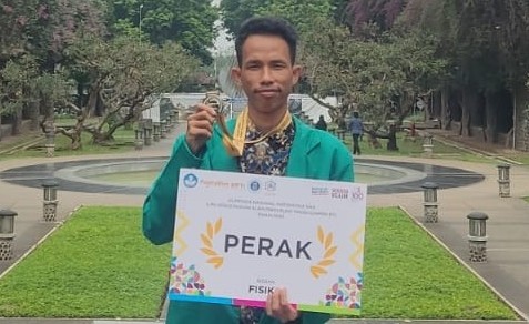  Thulus Putra Sagala berhasil meraih medali perak pada ajang Olimpiade Nasional Matematika dan Ilmu Pengetahuan Alam (ON MIPA) 