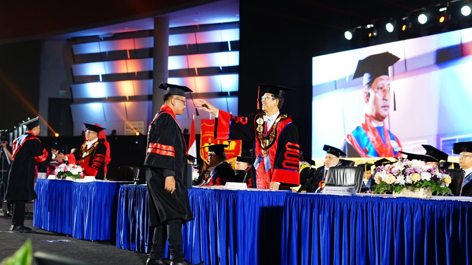 Unkris menggelar wisuda bagi 1.418 lulusan program sarjana, program magister dan program doktor di SICC, Bogor, Jabar, Rabu (7/6).