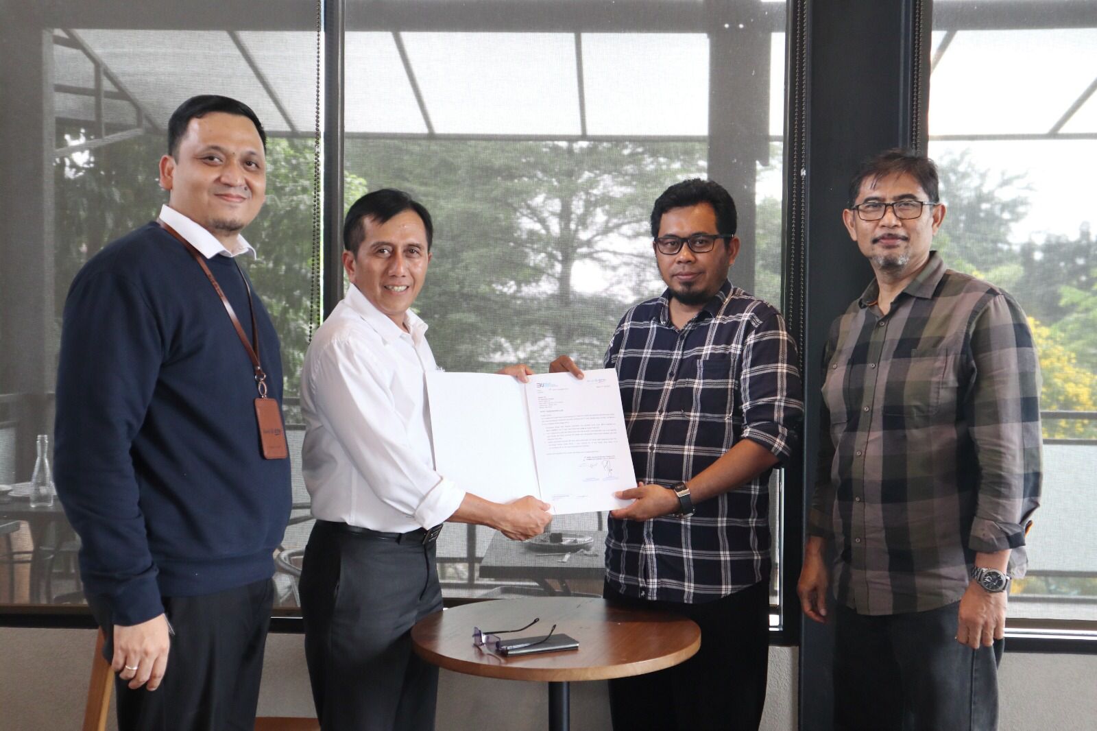 Penyerahan Surat Pelunasan Kredit Konstruksi dengan Commercial Banking Centre Head BTN Bekasi